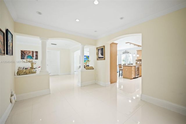 6185 W 10th Ave, Hialeah, FL 33012