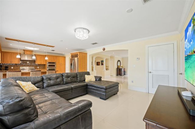 6185 W 10th Ave, Hialeah, FL 33012