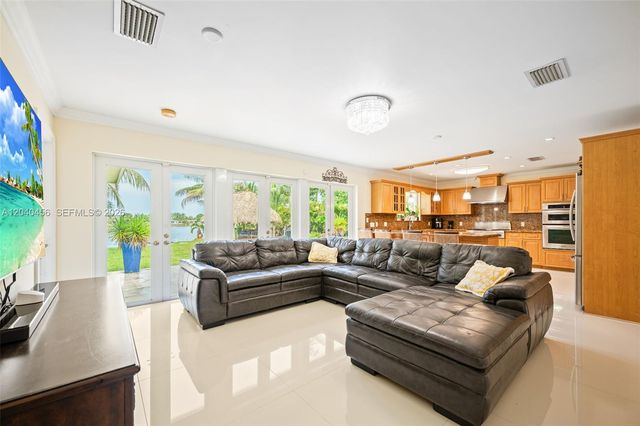6185 W 10th Ave, Hialeah, FL 33012