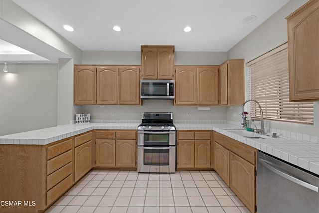 1048 Mountain Oak Place, Newbury Park, CA 91320