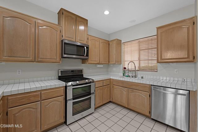 1048 Mountain Oak Place, Newbury Park, CA 91320