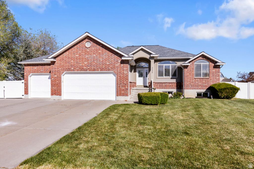 Image 2 of property listing at 3648 TROON DR, Syracuse, UT 84075