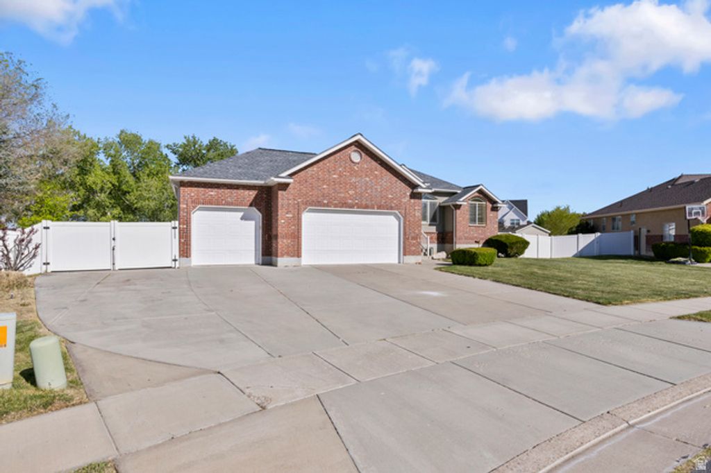 Image 3 of property listing at 3648 TROON DR, Syracuse, UT 84075