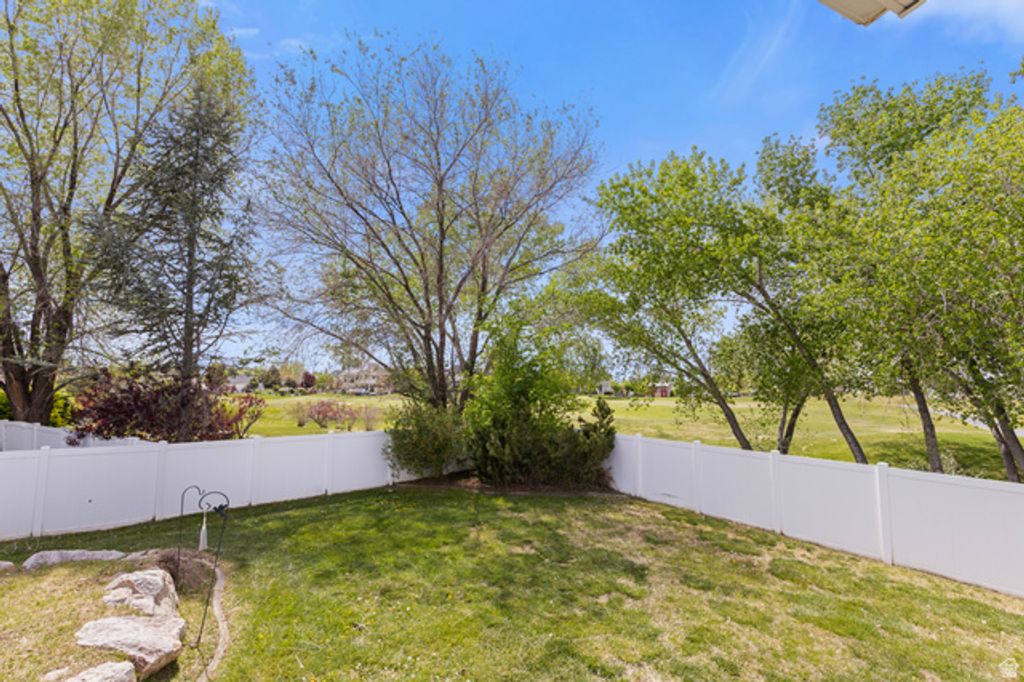 Image 5 of property listing at 3648 TROON DR, Syracuse, UT 84075