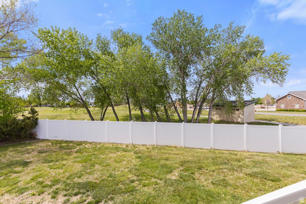 Image 6 of property listing at 3648 TROON DR, Syracuse, UT 84075