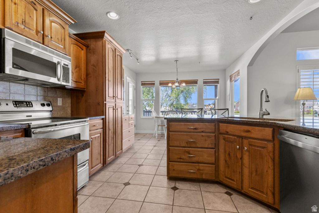 Image 7 of property listing at 3648 TROON DR, Syracuse, UT 84075