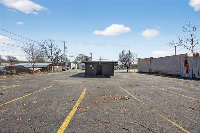 6836 Prospect Avenue, Kansas City, MO 64132