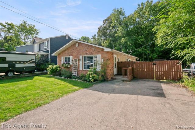 1200 Bangor Road, Waterford, MI 48328