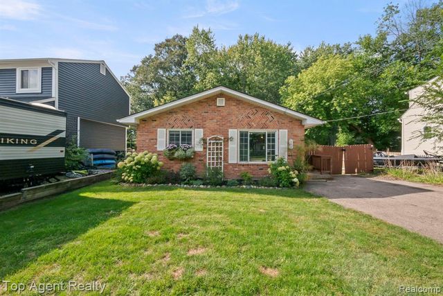 1200 Bangor Road, Waterford, MI 48328