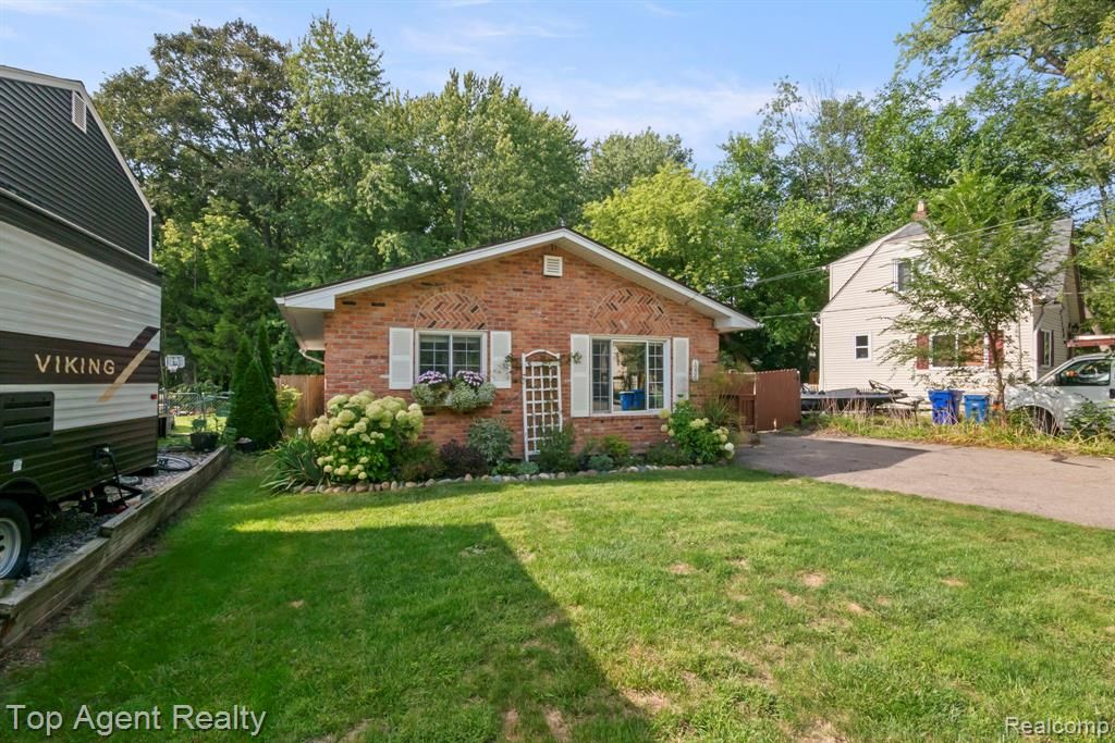 1200 Bangor Road, Waterford, MI 48328