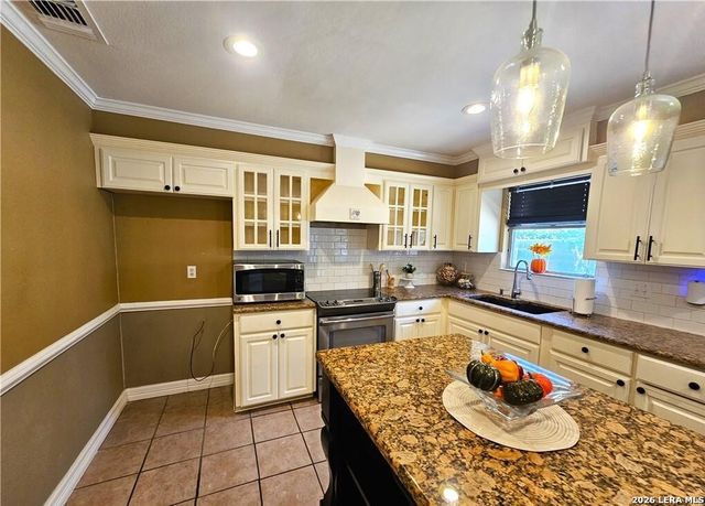 1648 EASTWOOD DR, Seguin, TX 78155