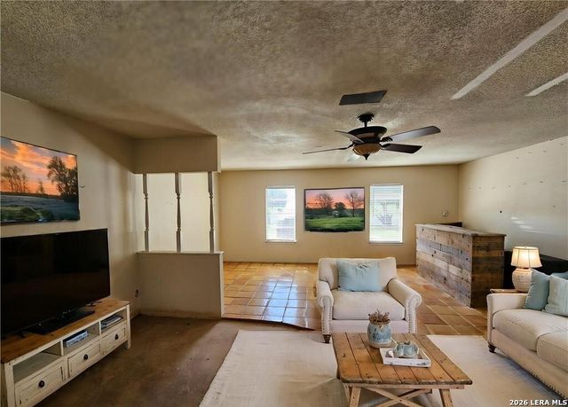 1648 EASTWOOD DR, Seguin, TX 78155