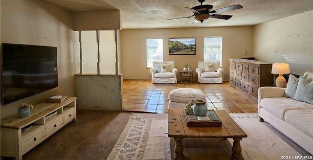 1648 EASTWOOD DR, Seguin, TX 78155