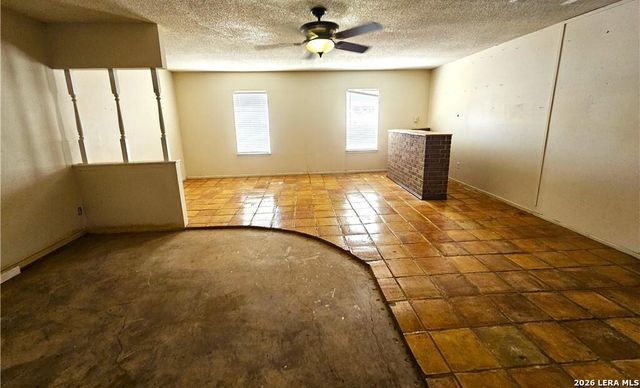 1648 EASTWOOD DR, Seguin, TX 78155