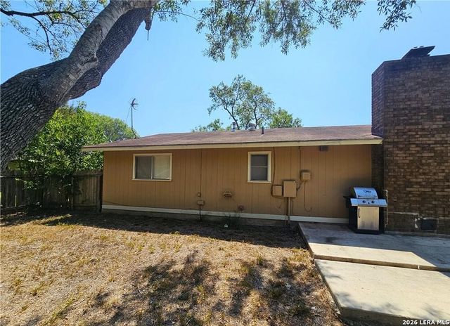 1648 EASTWOOD DR, Seguin, TX 78155