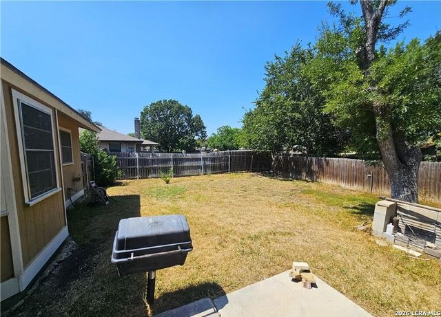 1648 EASTWOOD DR, Seguin, TX 78155