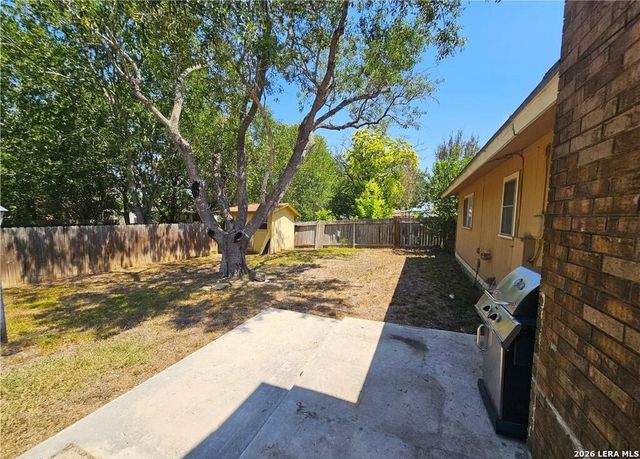 1648 EASTWOOD DR, Seguin, TX 78155