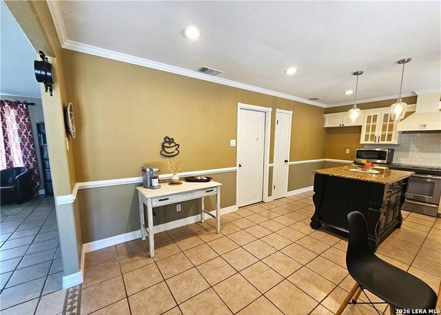 1648 EASTWOOD DR, Seguin, TX 78155
