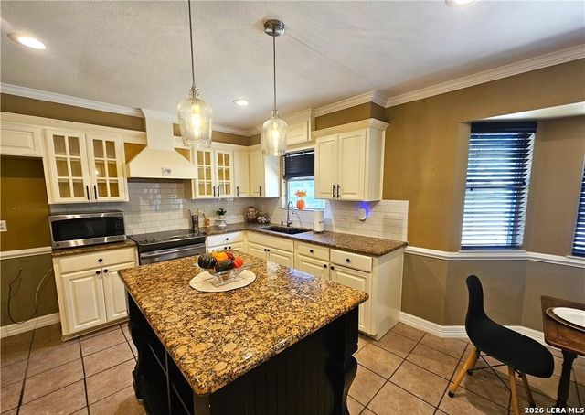 1648 EASTWOOD DR, Seguin, TX 78155