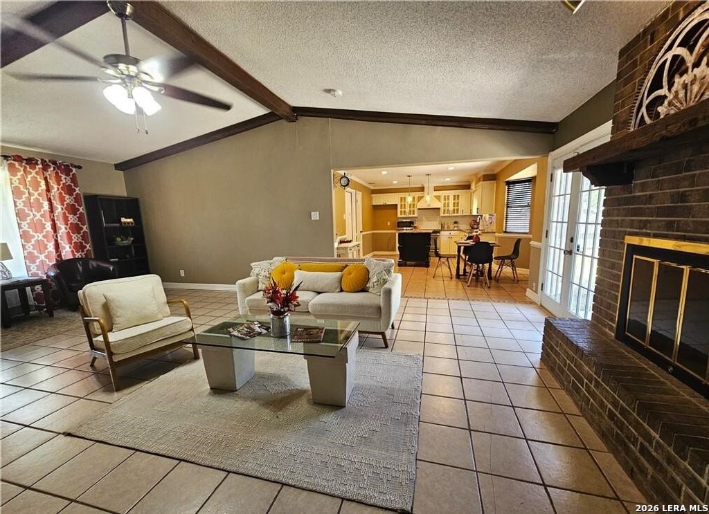 1648 EASTWOOD DR, Seguin, TX 78155