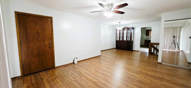 1907 W Golf Road 1B, Mount Prospect, IL 60056