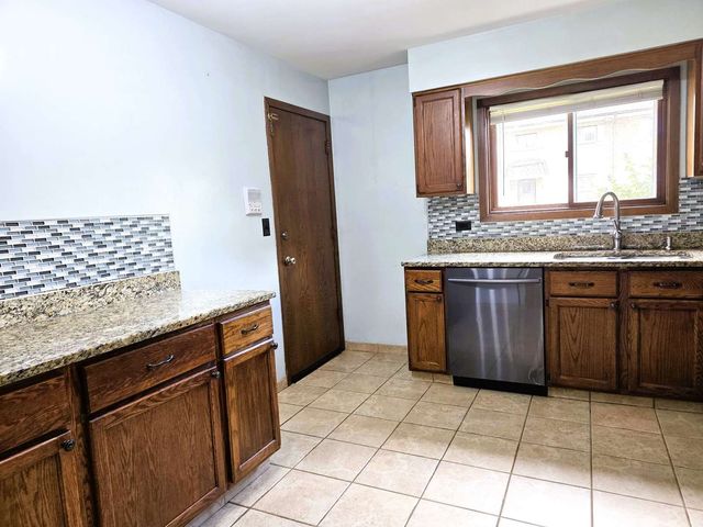 1907 W Golf Road 1B, Mount Prospect, IL 60056