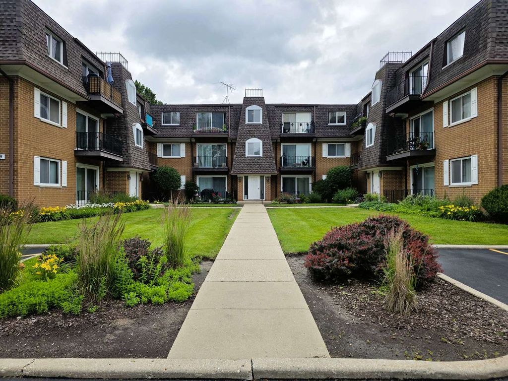 1907 W Golf Road 1B, Mount Prospect, IL 60056