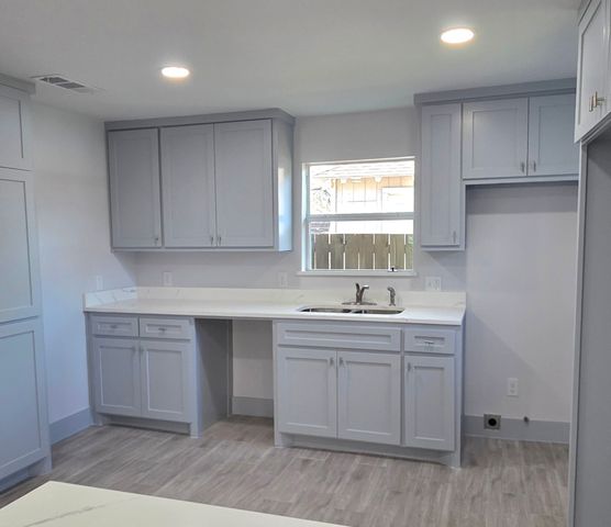 2518 W Clarendon Drive, Dallas, TX 75211