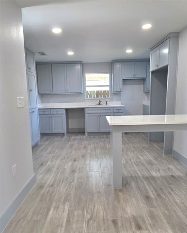 2518 W Clarendon Drive, Dallas, TX 75211