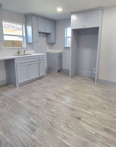 2518 W Clarendon Drive, Dallas, TX 75211