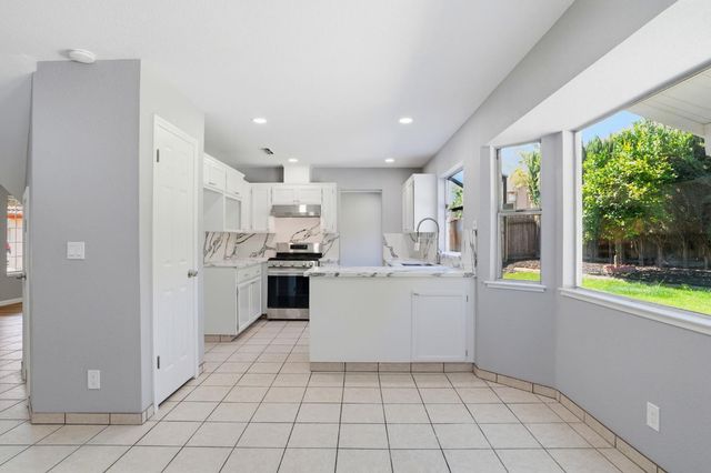 936 Oakbrooke Ct, Modesto, CA 95351