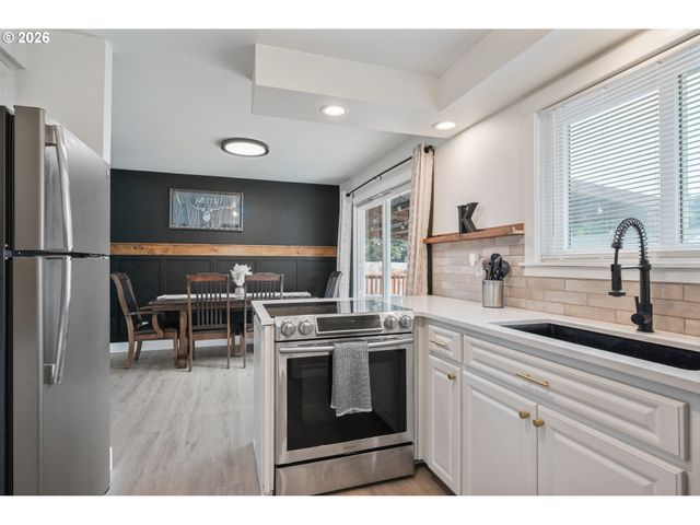 106 MONTEREY Dr, Kelso, WA 98626