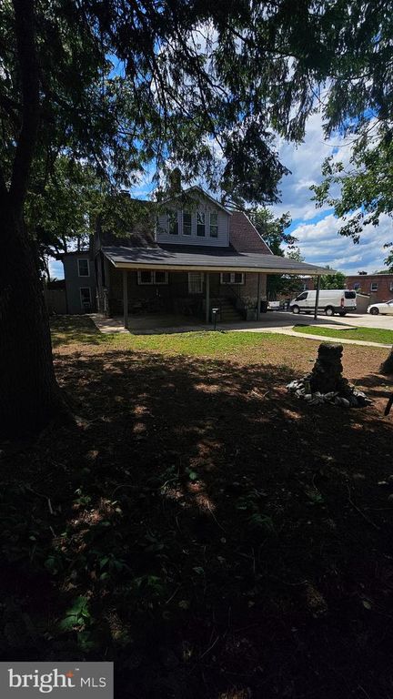 Image 4 of property listing at 4124 LONGSHORE AVE, Philadelphia, PA 19135