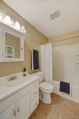 1355 Hampton Rd B, St Charles, MO 63303