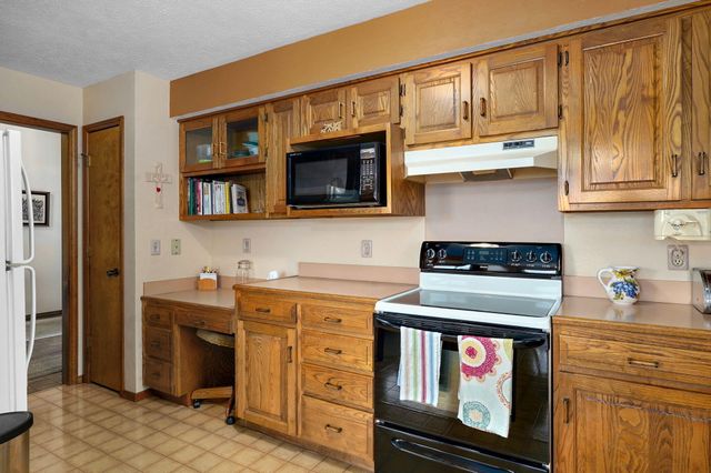 1221 E Knobhill Street, Springfield, MO 65804