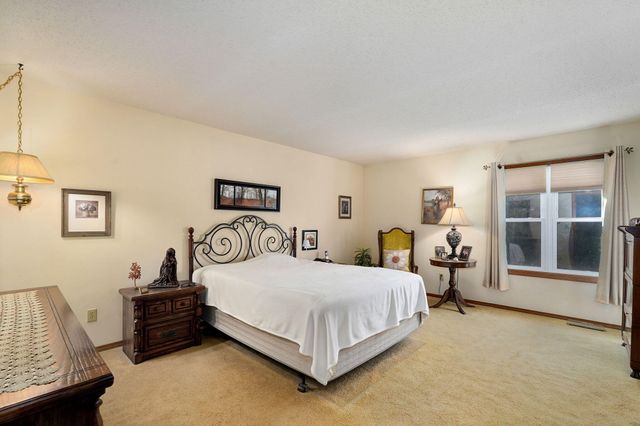 1221 E Knobhill Street, Springfield, MO 65804