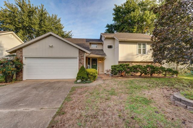 1221 E Knobhill Street, Springfield, MO 65804