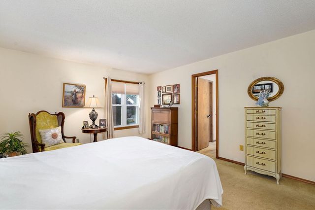 1221 E Knobhill Street, Springfield, MO 65804