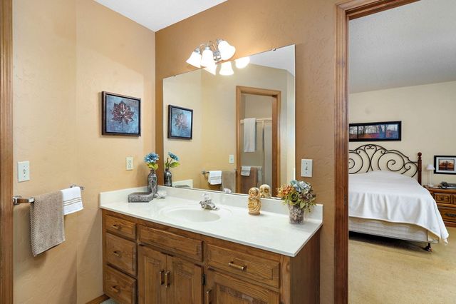 1221 E Knobhill Street, Springfield, MO 65804