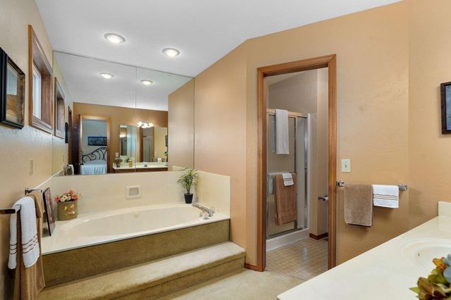 1221 E Knobhill Street, Springfield, MO 65804