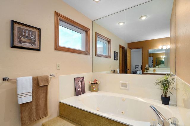 1221 E Knobhill Street, Springfield, MO 65804