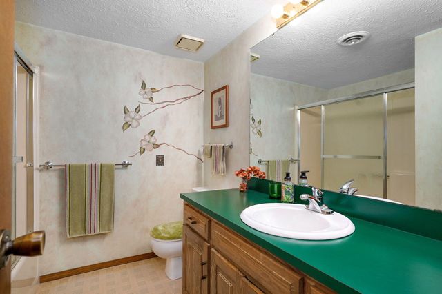 1221 E Knobhill Street, Springfield, MO 65804