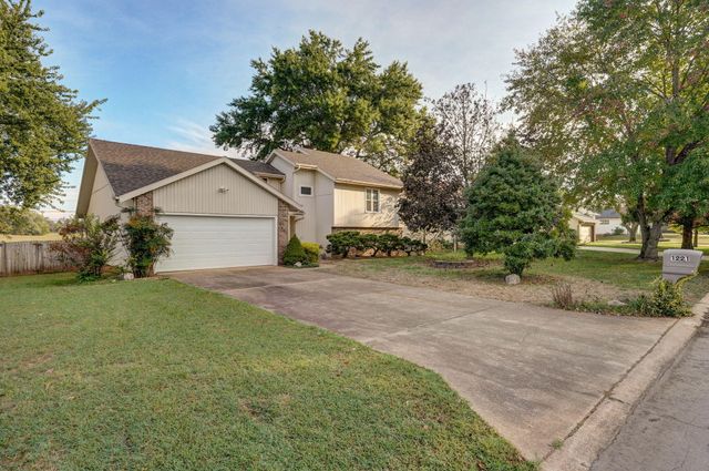 1221 E Knobhill Street, Springfield, MO 65804