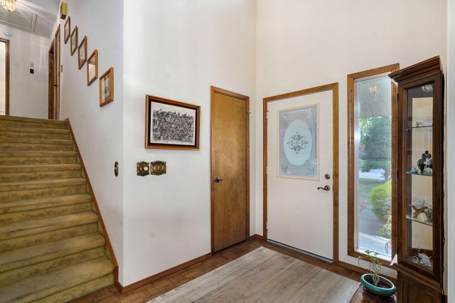 1221 E Knobhill Street, Springfield, MO 65804