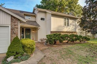 1221 E Knobhill Street, Springfield, MO 65804