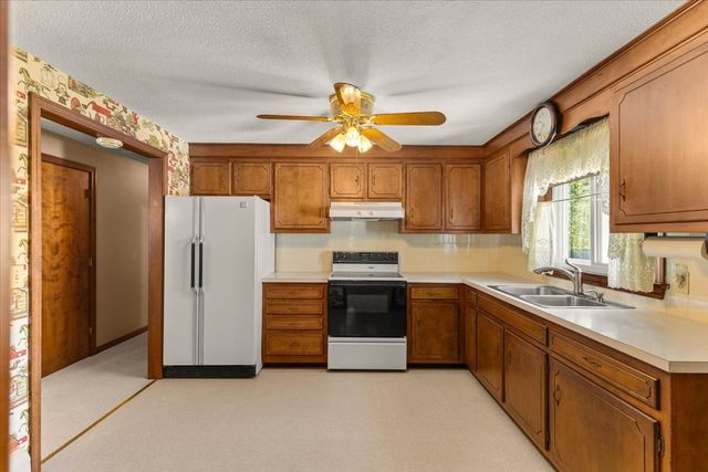 18 Wildwood Ave, Taunton, MA 02780