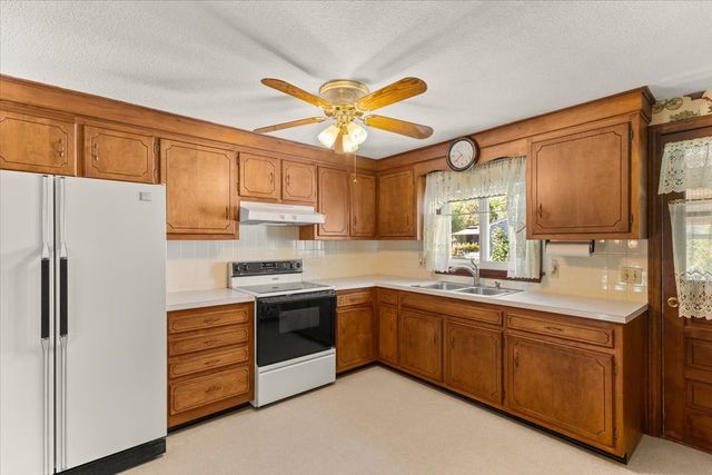18 Wildwood Ave, Taunton, MA 02780