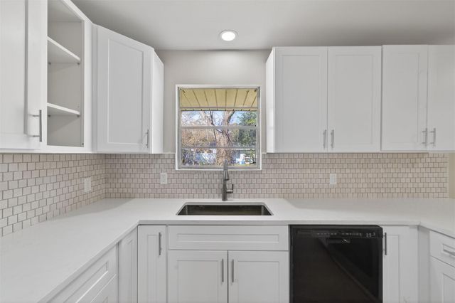 702 Rosewood Drive, Baytown, TX 77520