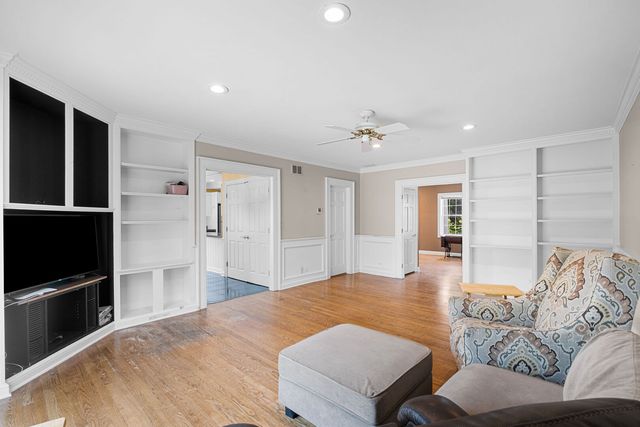 1316 Whitcomb Avenue, Des Plaines, IL 60018