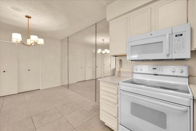 3081 Sunflower Circle W, Palm Springs, CA 92262